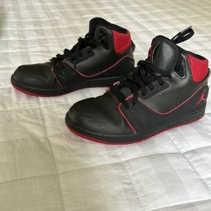 Air Jordan boys/men’s basketball sneakers sz 7.5